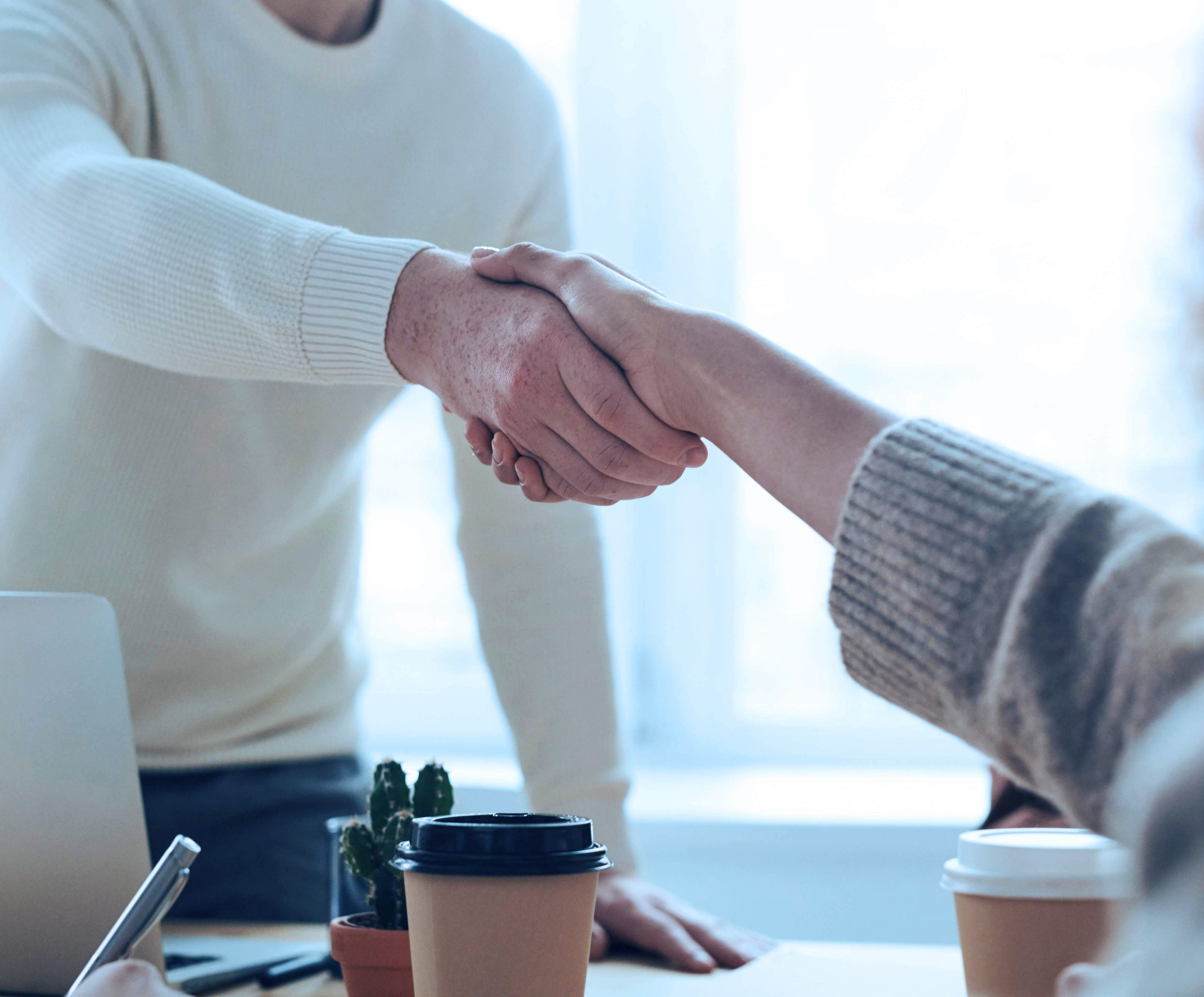 Onboarding-ul digital a devenit o necesitate în timpul pandemiei – și rămâne o practică esențială în era post-COVID. Cum gestionăm angajarea online?